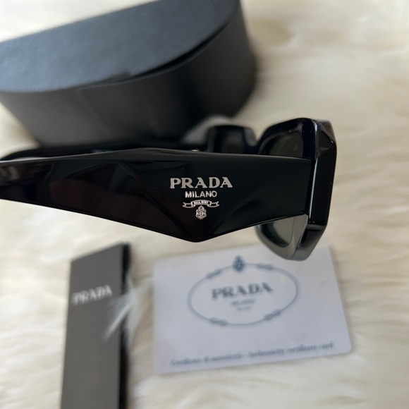 Prada black rectangle sunglasses in acetate - Picture 8 of 11